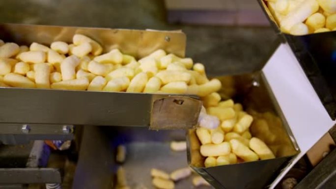 生产脆皮玉米条的工厂。甜美健康的海泡花棒制作。