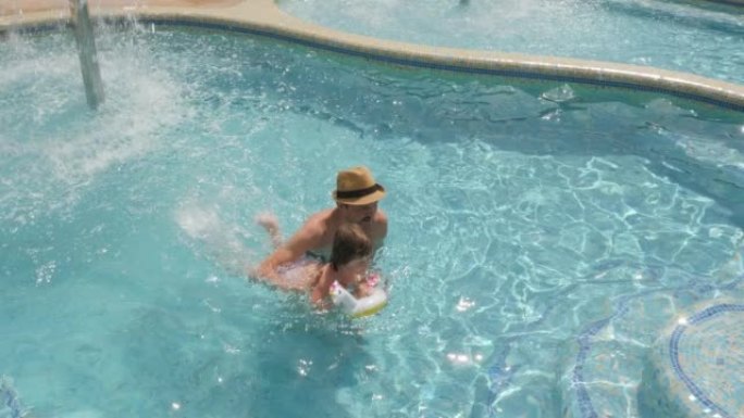 父母和孩子爸爸游泳池孩子游泳家庭暑假孩子学习游泳课孩子。小爸爸泳池儿童游泳池快乐爸爸和女儿玩水夏天有