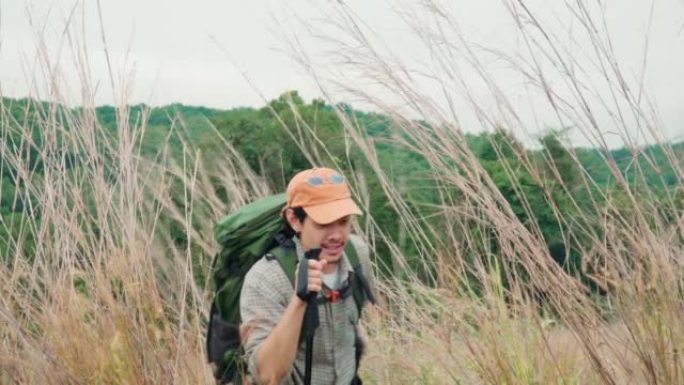 年轻人一起在大自然中徒步旅行。