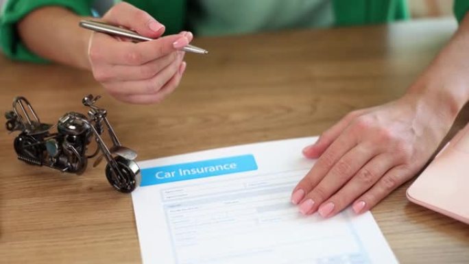 保险公司代理人将汽车保险合同文件转让给承租人