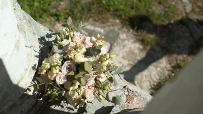 花束躺在旧被毁的柱子上，影子手握着鲜花