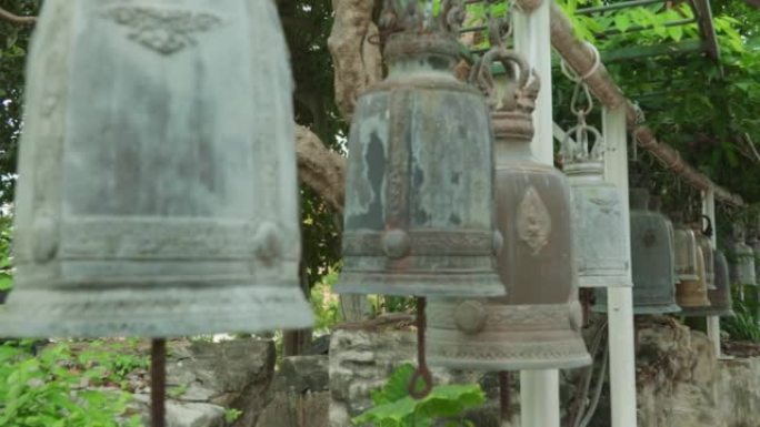 4K电影慢动作镜头，阳光明媚的一天，曼谷金山Saket寺的大寺庙佛钟(2)