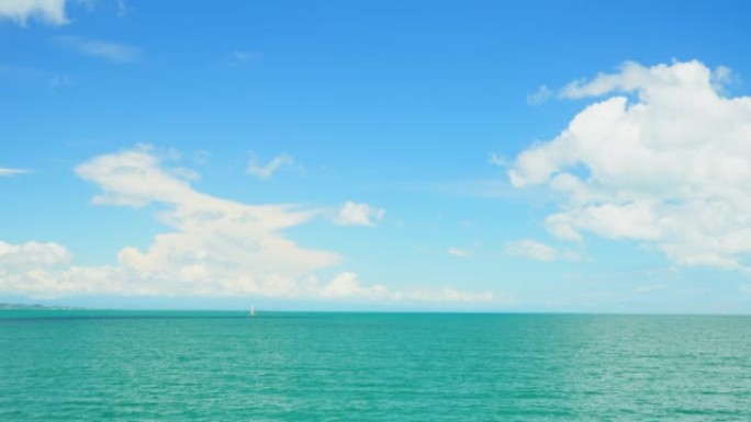 景观可以看到蓝天和清澈的翡翠水浪。
