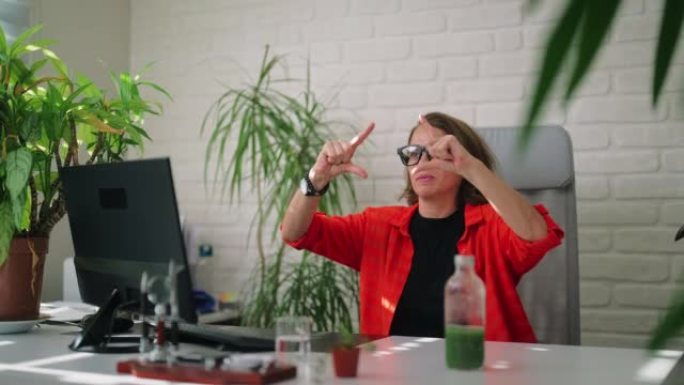 女商人使用智能眼镜并在办公室工作