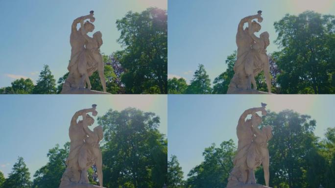 在波兰华沙的lazienki公园 (皇家浴场公园)，从色狼的手中捕捉葡萄的若虫雕像。Azienki公