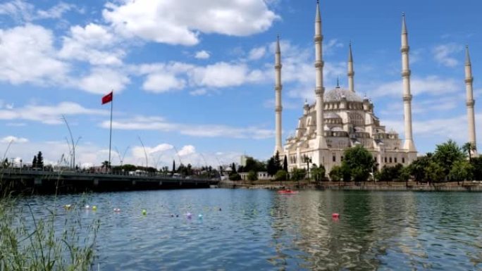 土耳其阿达纳塞汉河畔的萨班克·默克兹·卡米 (英语: sabanc ı Central Mosque