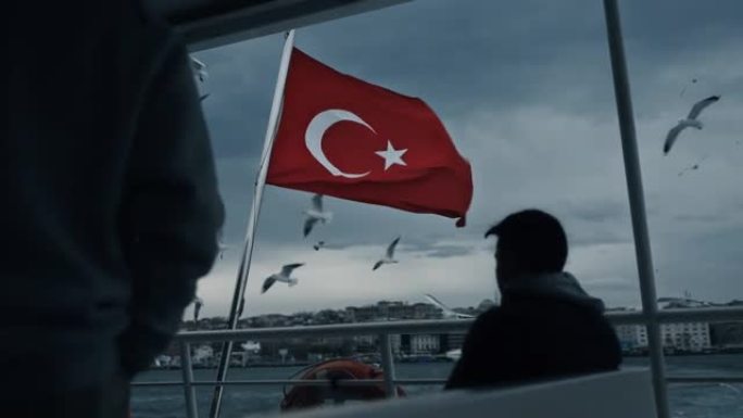 土耳其国旗不仅仅是民族自豪感的象征。它提醒着人们土耳其人民的力量、勇气和韧性，也是美好未来的希望灯塔