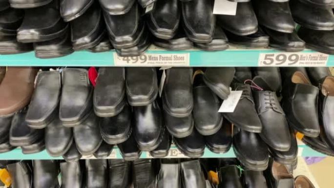 零售商店里的男士黑色皮鞋堆，黑色鞋子特写