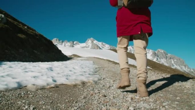启发女性在寒假旅行中独自徒步爬山