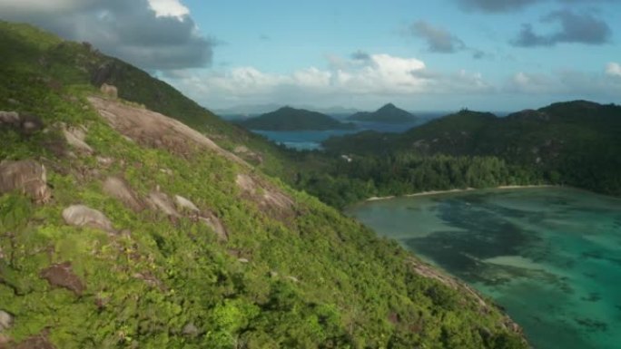 Ternay湾海岸丘陵花岗岩山坡上的空中小车