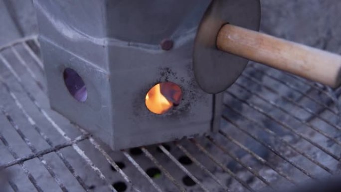 用烟囱启动器-烧烤启动器 (4K-特写) 点燃木炭烤架