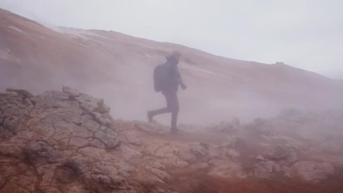 摄影师在Hverir地热区域的火星岩层上行走