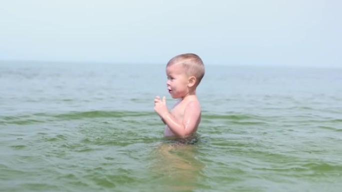 白人小孩小男孩在海里游泳，潜水，在水下戏水