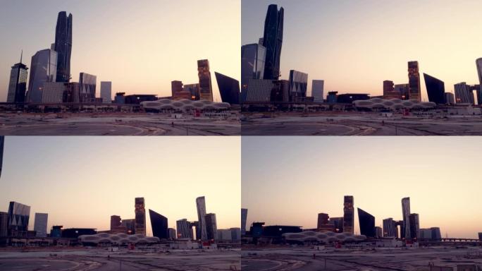 日落在首都沙特阿拉伯利雅得的阿卜杜拉国王金融区上空。配备最新技术的大型建筑