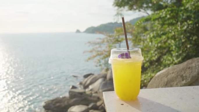 天堂上的特写清爽橙色鸡尾酒桌咖啡馆日落海滩景观。迈阿密。