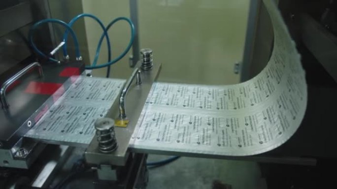 自动化设备正在制药厂生产片剂的泡罩包装。