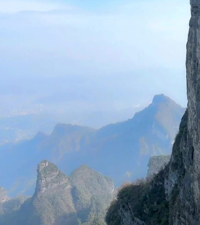 天门山奇峰怪石美景旅游自拍视频素材