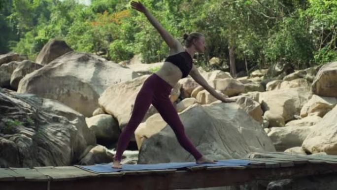 女孩做瑜伽三角体式木桥瀑布自然快速慢动作