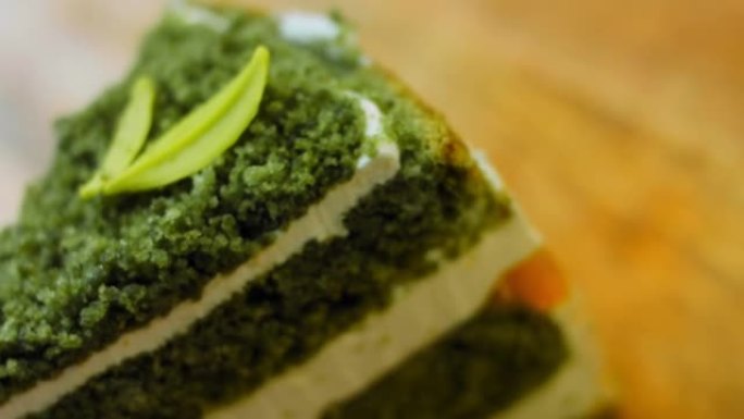 绿色巧克力叶子的绿色diushes蛋糕。微距和滑块拍摄