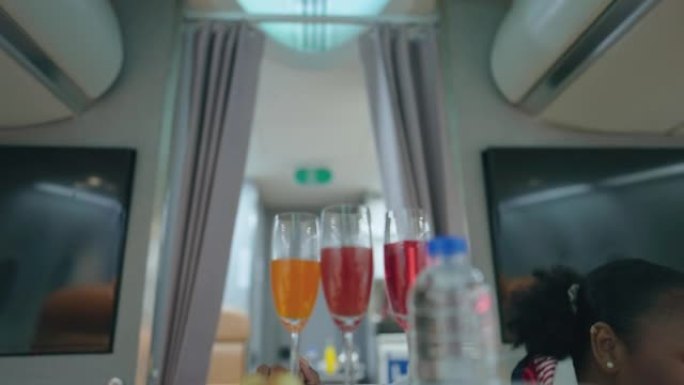 乘务员为乘客准备食物和饮料。