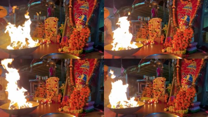 印度教祭司在神圣的烟雾下，用神圣的灯敬拜上帝。