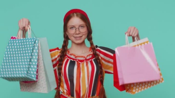 姜女孩展示购物袋，广告折扣，微笑着惊讶于低价