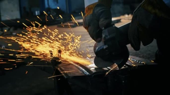 组装金属结构，由专业工人使用研磨机自制防弹衣板。