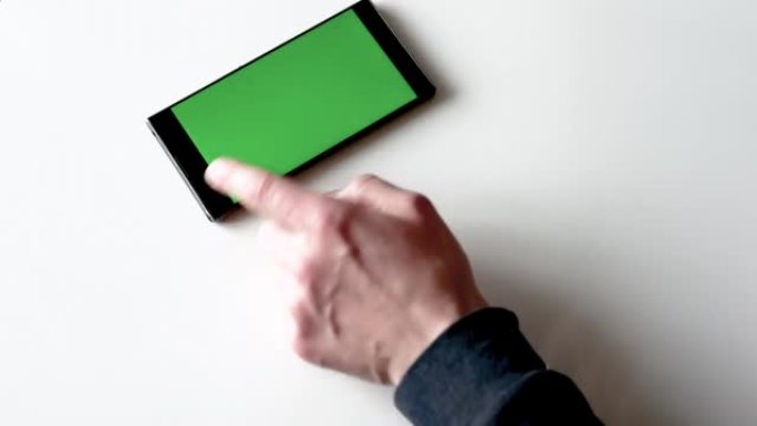 带有绿屏色度键的智能手机，在带有绿屏的智能手机的显示屏上向右滑动