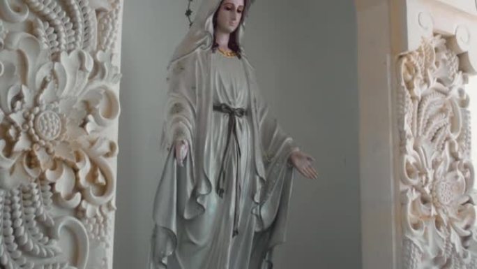 站在室内的圣母玛利亚雕像