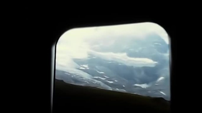 阿尔卑斯山60年代山脉列车的景观