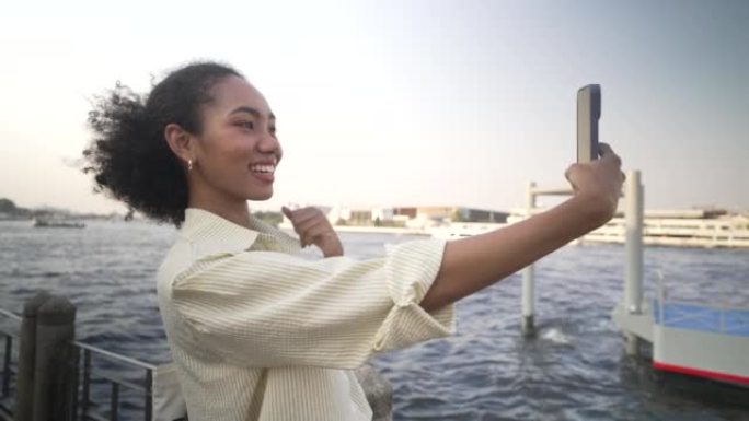 年轻女子是单人旅行者。