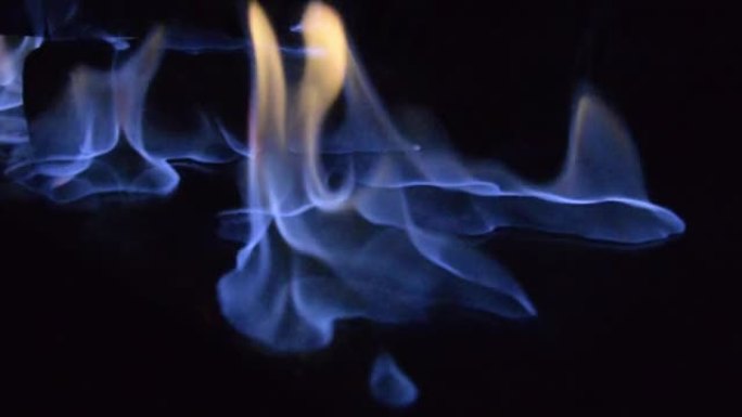 室内火情烈焰，火焰舞蹈，色彩强烈，控制火情。