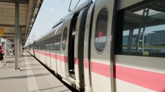 列车车门关闭，开始从法国巴黎2022年5月15日出发。