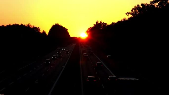 日落时高速公路上的汽车交通