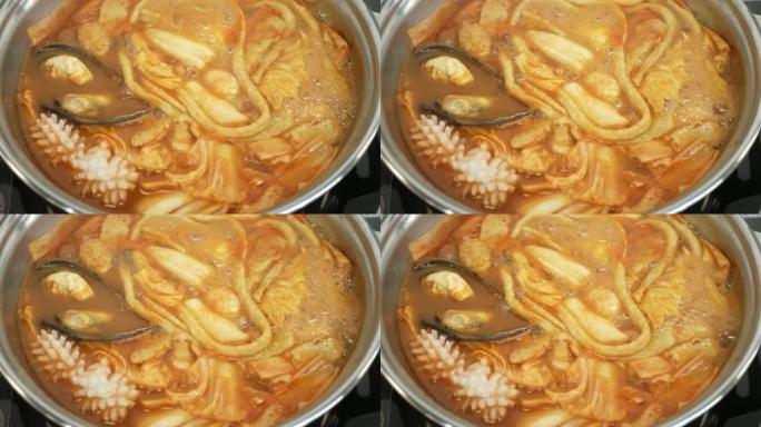 靠近韩国泡菜汤，鱿鱼，贻贝，鱼豆腐和鱼头