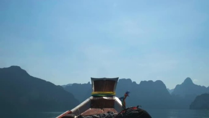 泰国苏拉他尼 (rajaprabha) 大坝 (泰国桂林) 的乘船旅行。日出时间