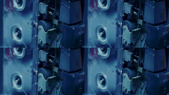 暴露的夹辊内微型盒式录音机在蓝色照明