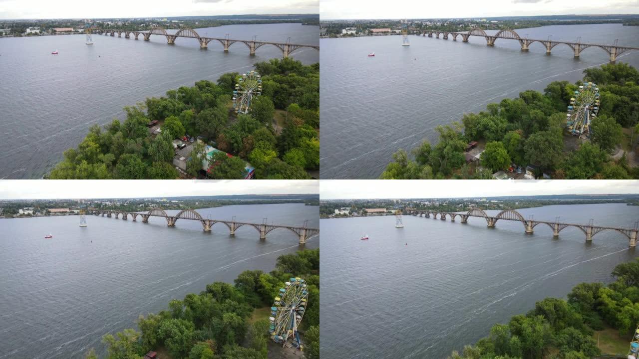 位于第聂伯河上的欧洲独特的拱形铁路桥，桥下有生动的河堤和游艇俱乐部。