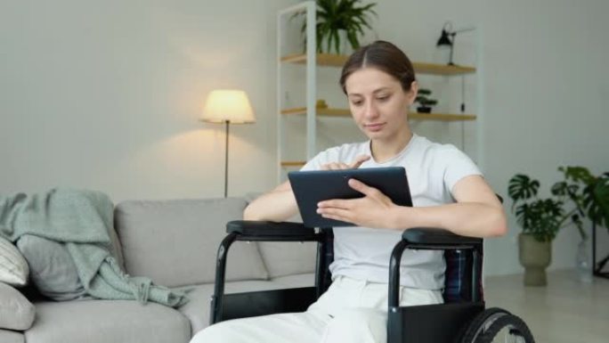 有动力的自由职业者正在坐在轮椅上的平板电脑上打字