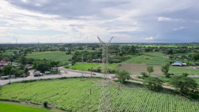 位于农村稻田上的高压电杆，输电塔，电塔