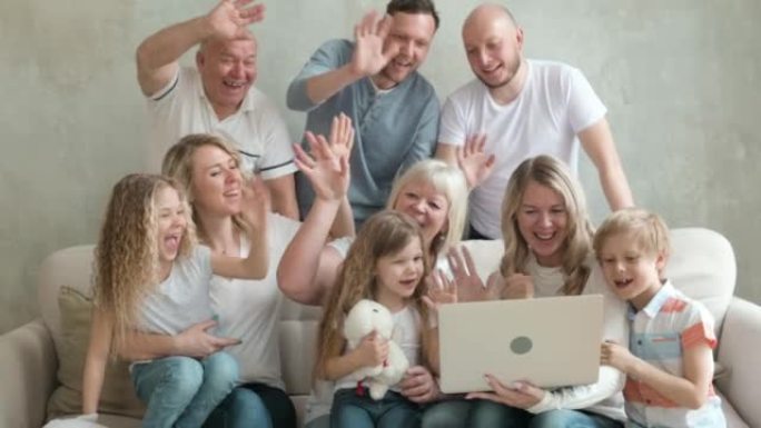 快乐的高加索大家庭在笔记本电脑上与朋友在线交流
