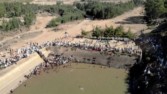 在水ressrvoir举行的埃塞俄比亚Timkat洗礼仪式上的航拍镜头