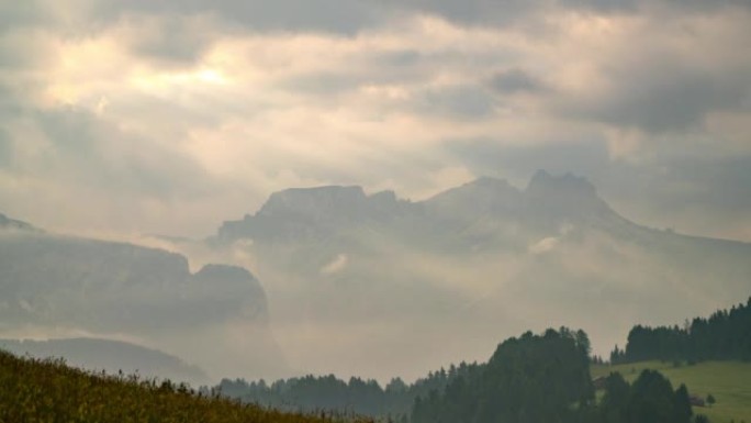 意大利多洛米蒂的塞塞达南蒂罗尔，阿尔卑斯山欧洲山区运动的延时日出场景多云