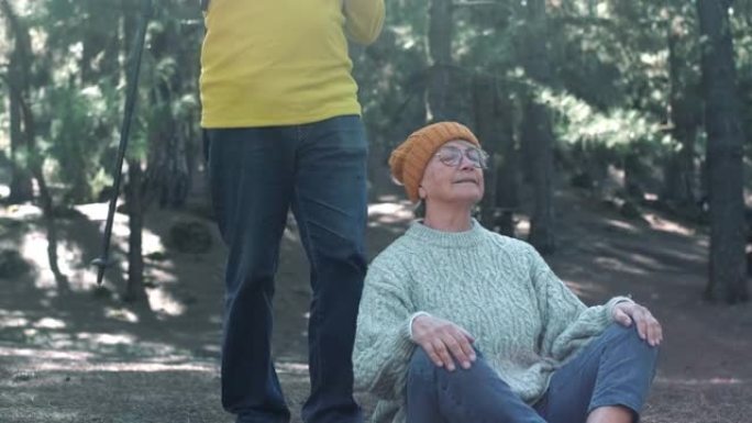 两名老年人中年人在户外森林中央的山上冥想和放松的头像特写。两个成熟的人享受放松的乐趣。