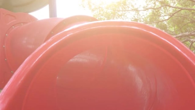 公园里的红色滑梯。儿童游乐设备。向上看。