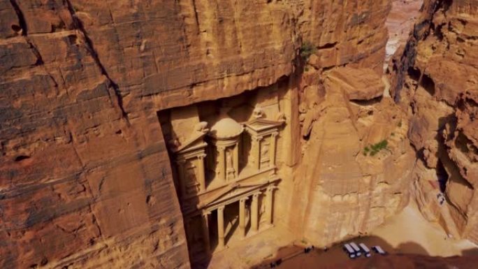 佩特拉的金库，是联合国教科文组织历史遗产，雕刻在约旦的砂岩上，从上面和侧面的风景角度看。著名的印第安