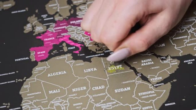 女性手在划伤世界地图表面划伤埃及国家
