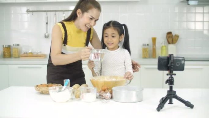 母女Vloggers在家庭厨房拍摄和直播烘焙教程