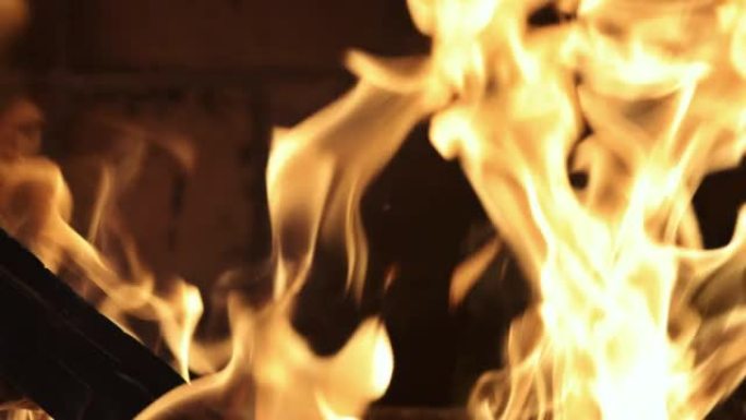用闷烧的木木在家里的室内壁炉着火