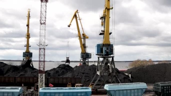 在维堡港卸煤。大型起重机工作